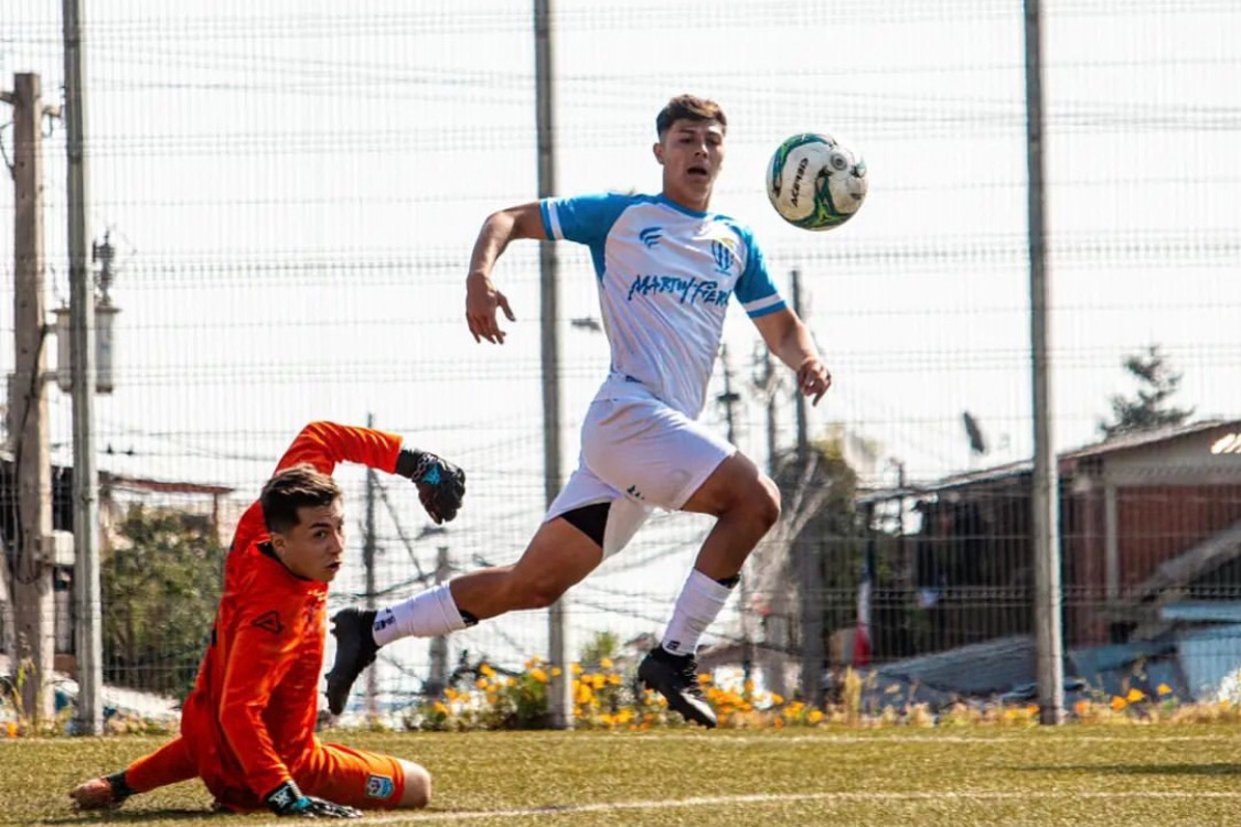 Bastián Castañeda, goleador de Unión Compañías y Tercera B: “Sé que puedo mejorar cada vez más”